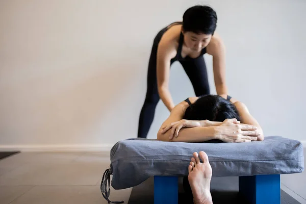 Junge Frau praktiziert Yoga im grauen Hintergrund. — Stockfoto