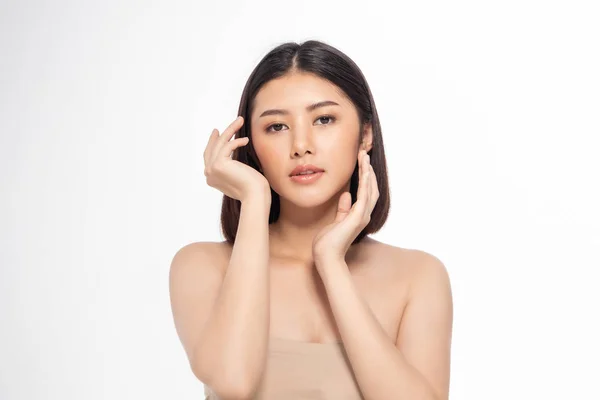 Hermosa joven asiática mujer pelo corto con limpia piel fresca . —  Fotos de Stock
