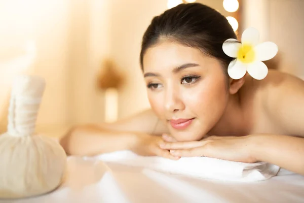 Asian Beautiful, młoda i zdrowa kobieta w salonie Spa. — Zdjęcie stockowe