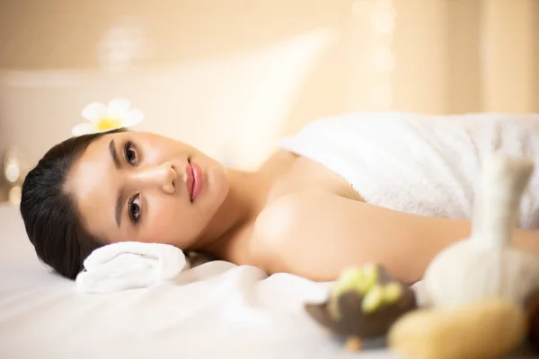 Asian Beautiful, młoda i zdrowa kobieta w salonie Spa. — Zdjęcie stockowe