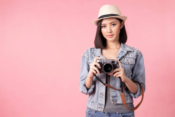 夏のカジュアルな服を着た観光客の女性。アジアの笑顔の女性.渡す — ストック写真