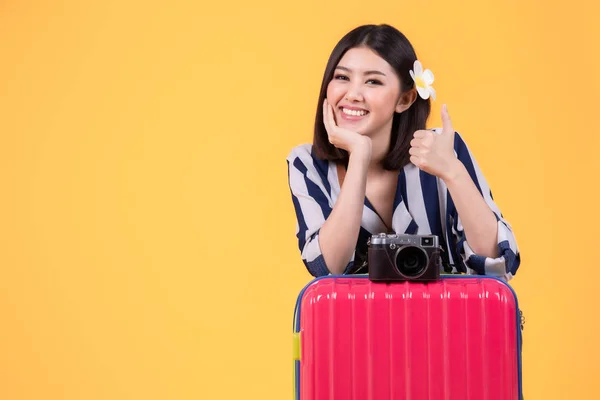 Touristin im Sommer lässige Kleidung.asiatische lächelnde Frau .pass — Stockfoto