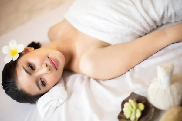 Asian Beautiful, młoda i zdrowa kobieta w salonie spa. Masaż t — Zdjęcie stockowe