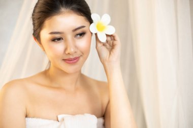 Spa salonunda Asya Güzel, genç ve sağlıklı bir kadın. Masaj t