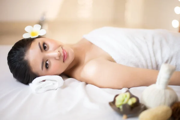 Ázsiai gyönyörű, fiatal és egészséges nő Spa szalon. Masszázs t — Stock Fotó