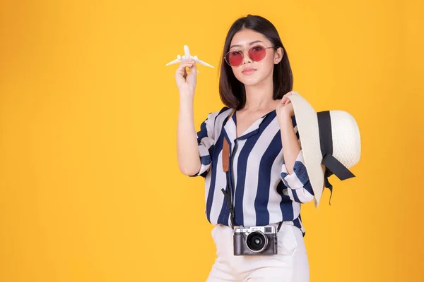 Tourist woman in summer casual clothes.Asian Smiling woman .Pass — Stock Photo, Image