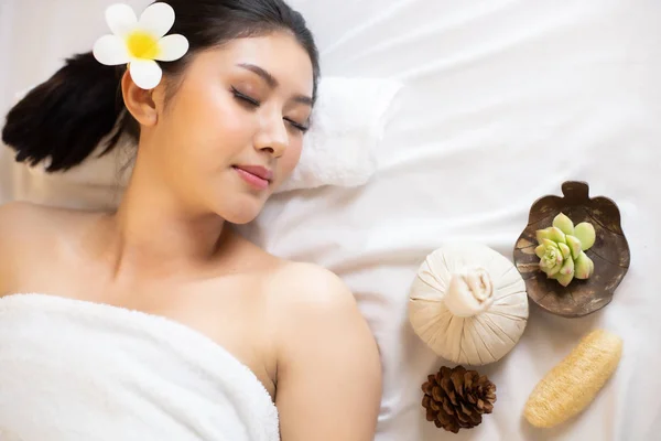 Asian Beautiful, młoda i zdrowa kobieta w salonie spa. Masaż t — Zdjęcie stockowe