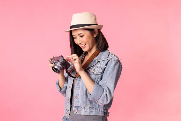 Donna turistica in estate vestiti informali.Asiatica donna sorridente .Pass — Foto Stock