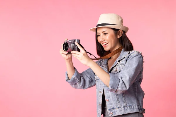 Mulher turística em roupas casuais de verão.Asiático Sorrindo mulher .Pass — Fotografia de Stock