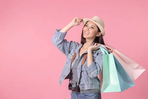 穿着夏季休闲装的旅游妇女 亚洲微笑的女人 以粉红色背景出国旅行的乘客 亚洲女人去暑假 旅行旅行搞笑 — 图库照片