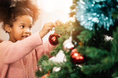 Mutlu Noeller ve Mutlu Noeller. Noel 'i kız süsleyin.