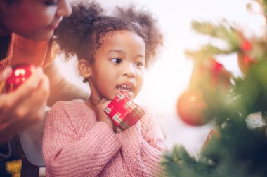 Mutlu Noeller ve iyi tatiller. Anne ve kızı dekore ediyor.