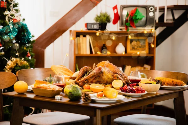 Poulet rôti ou dinde avec sauce et légumes d'automne grillés — Photo