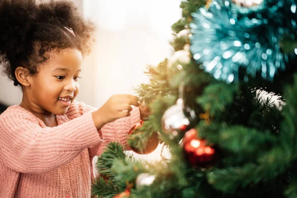 Mutlu Noeller ve Mutlu Noeller. Noel 'i kız süsleyin.