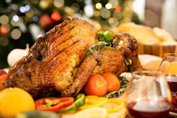 Rostad kyckling eller kalkon med sås och grillad höstvegetab — Stockfoto