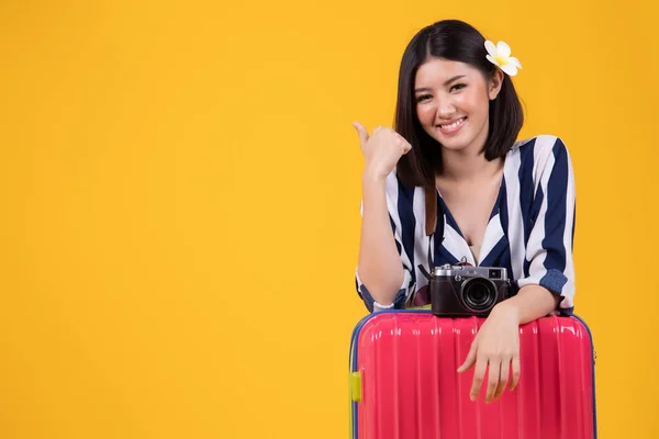 Mujer turística en ropa casual de verano.Mujer sonriente asiática.Pass —  Fotos de Stock