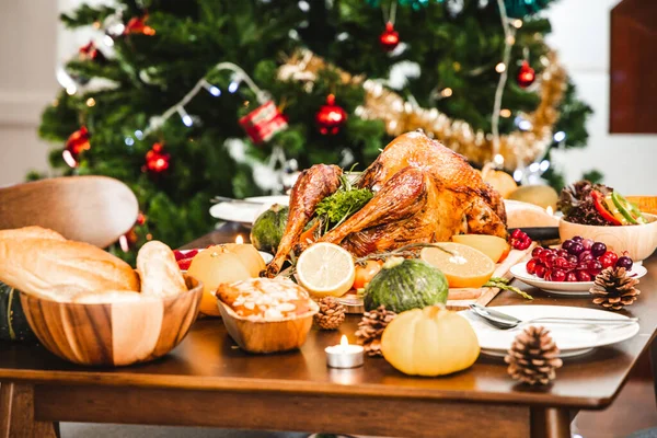 Poulet rôti ou dinde avec sauce et légumes d'automne grillés — Photo