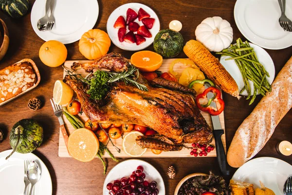 Pečené kuře nebo krocan s omáčkou a grilovanou podzimní vegetabem — Stock fotografie