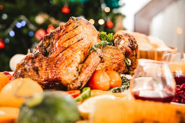 Rostad kyckling eller kalkon med sås och grillad höstvegetab — Stockfoto
