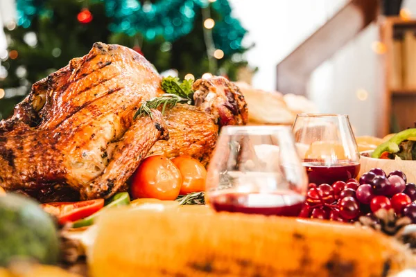 Poulet rôti ou dinde avec sauce et légumes d'automne grillés — Photo