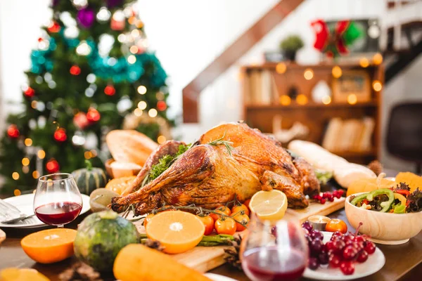 Geroosterde Kip Kalkoen Met Saus Gegrilde Herfstgroenten Maïs Pompoen Houten — Stockfoto