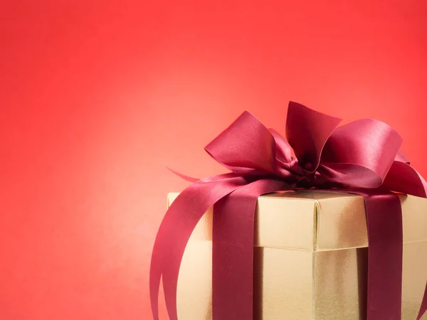 Festa dos namorados, caixa de presente de ouro ano novo com fita vermelha. Vermelho. — Fotografia de Stock