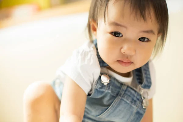 Aziatisch Baby Gelukkig Kamer Aziatisch Baby Meisje Liggend Bed Baby — Stockfoto