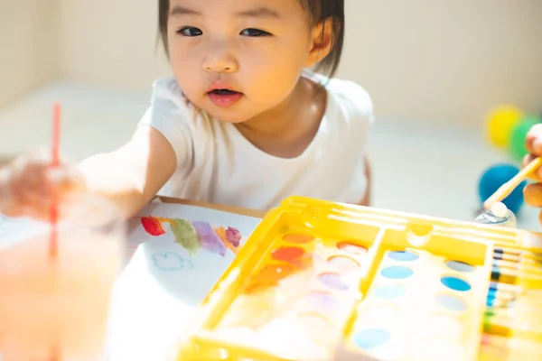 Carino Asiatica Bambina Sta Dipingendo Colore Con Momento Piena Felicità — Foto Stock