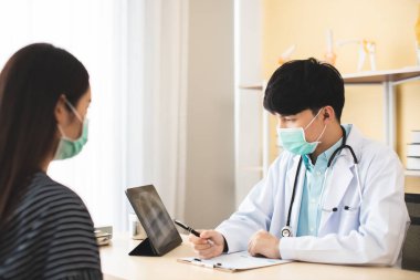 Kulaklıklı adam klinikte izole edildi. Kulaklıklı mutlu bir genç doktorun portresi..