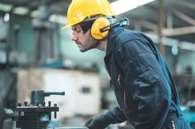 Hard Hatks Endüstrisi Mühendisleri. Ağır Sanayi Üretim Fabrikasında çalışıyorlar. Fabrikanın içinde endüstriyel işçiler. Endüstriyel fabrikada çalışan bir adam..