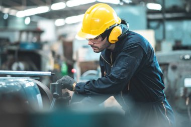 Hard Hatks Endüstrisi Mühendisleri. Ağır Sanayi Üretim Fabrikasında çalışıyorlar. Fabrikanın içinde endüstriyel işçiler. Endüstriyel fabrikada çalışan bir adam..