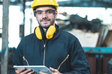 Hard Hatks Endüstrisi Mühendisleri. Ağır Sanayi Üretim Fabrikasında çalışıyorlar. Fabrikanın içinde endüstriyel işçiler. Endüstriyel fabrikada çalışan bir adam..