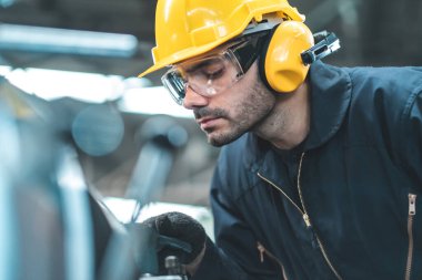 Hard Hatks Endüstrisi Mühendisleri. Ağır Sanayi Üretim Fabrikasında çalışıyorlar. Fabrikanın içinde endüstriyel işçiler. Endüstriyel fabrikada çalışan bir adam..