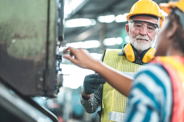 Industriingenjörer Hårdhattar Arbeta Vid Den Tunga Industrin Tillverkningsfabriken Industriarbetare Inomhus — Stockfoto