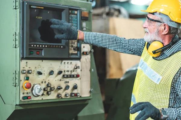 Insinyur Industri Hard Hats Work Heavy Industry Manufacturing Factory Industrial — Stok Foto