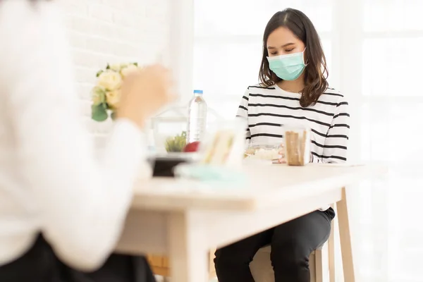 Ung Asiatisk Kvinna Sitter Separerad Restaurang Eller Hem Äta Mat — Stockfoto