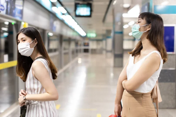 Junge Asiatische Geschäftsfrau Bedecken Mund Und Husten Tragen Medizinische Gesichtsmaske — Stockfoto