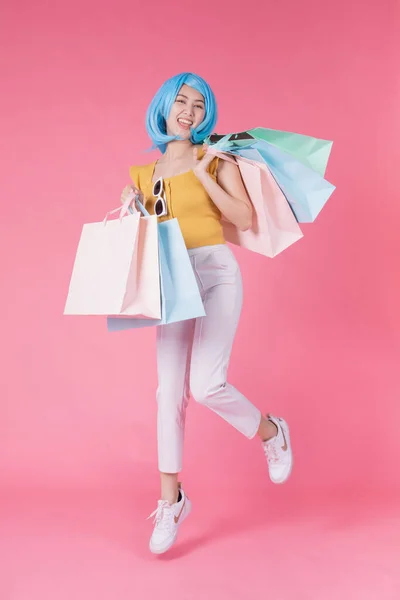 Retrato Una Chica Asiática Bastante Emocionada Con Coloridas Bolsas Compras — Foto de Stock