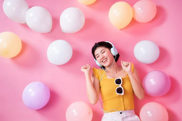 Chica Belleza Asiática Con Globos Aire Coloridos Riendo Sobre Fondo — Foto de Stock