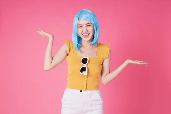 一个非常兴奋的亚洲女孩的画像 她带着五颜六色的购物袋 在粉色的背景下显得孤立无援 — 图库照片