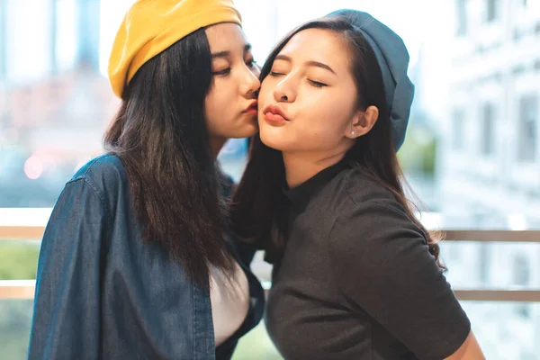 Lgbt Potret Pasangan Lesbian Perempuan Asia Menggunakan Ciuman Bibir Bawah — Stok Foto