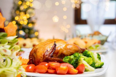 Sos ve ızgara sonbahar sebzeli kızarmış tavuk: Tahta masada mısır, üst manzara, çerçeve. Noel ya da Şükran Günü ya da Noel, yeni yıl yemeği konsepti.