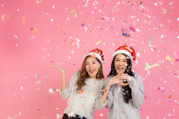 Porträt Zweier Hübscher Asiatischer Frauen Weihnachtsmützen Die Isoliert Vor Rosa — Stockfoto