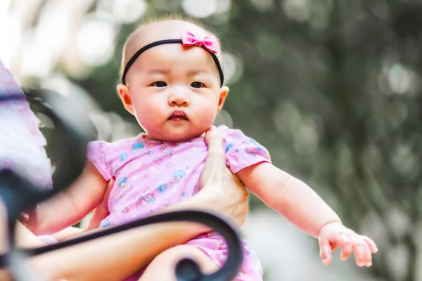 Asiatique Bebe Heureux Dans Le Graden Asian Bebe Fille Heureux Temps De La Famille Adorable Style De Vie Stock Photo Asiatique Bebe Heureux Dans Le Graden Asian Bebe Fille Heureux Temps De La Famille Adorable Style De Vie Stock Photo