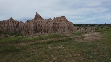 Hathiya Kanyonu üzerindeki Manzaralı İHA Uçuşu Sohawa Punjab Pakistan Bulutlu Hava Durumu Jeolojik oluşumları ve Derinliği Yakalıyor