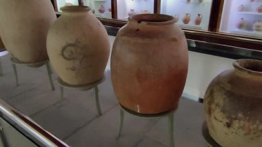 Gandhara ve Budist Medeniyetlerden Büyük Antik El Yapımı Tencereleri sergileyen Taxila Müzesi 'nin Görünümü