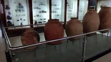 Taxila, Pakistan, 11 Eylül 2025, İyi Korunmuş Clay Pots ve Kitchen Utensilleri Eski Taksici Pakistan Kültür Müzesi Koleksiyonunda sergilendi