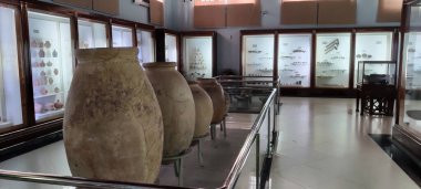 Taxila, Pakistan, 11 Eylül 2025 Budist Gandhara eserleri Pakistan 'ın Taxila sahalarından çıkarıldı mücevher paraları ve kutsal emanetler de dahil olmak üzere.