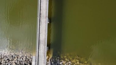 Baraj gölü içindeki küçük köprü kırsal su yönetimi yapısını gösteriyor