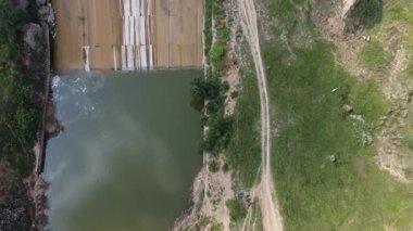 Pakistan 'da küçük bir baraj taşması, beton yamaçlı suyun serbest bırakılması kırsal altyapıyı ve doğal uyumu ele geçiriyor.
